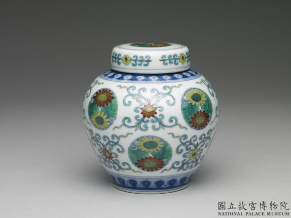 Lidded jar with decoration of floral medallions in doucai polychrome enamels, Qing dynasty, Qianlong reign (1736-1795)